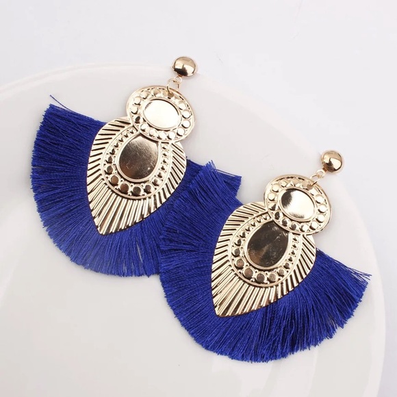 A pair of Colorful tussle earrings - Picture 4 of 5